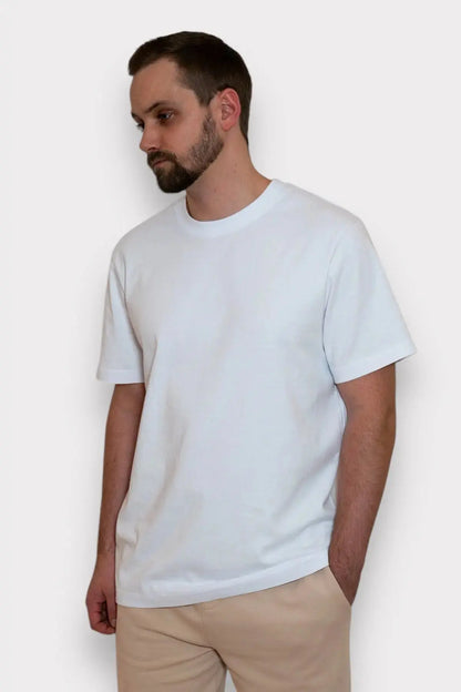 Model mit weissem schwerem Unisex T-Shirt