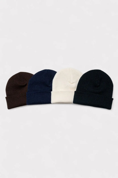 vier Beanies in verschiedenen Farben 